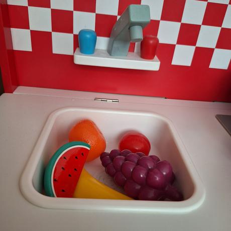 Drevená kuchynka s príslušenstvom a zásterou, 