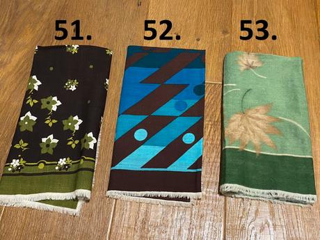 Šatky rôznych farieb a vzorov,