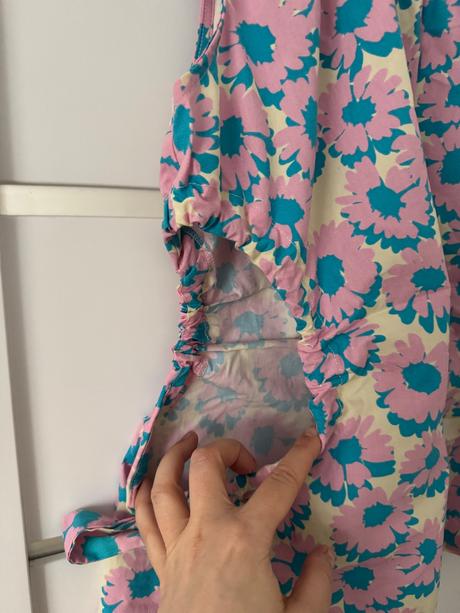 Kvietkovy top s vyrezmi, 36