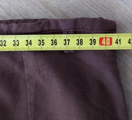 Hnedá sukňa s vyšívaným volánom, 40