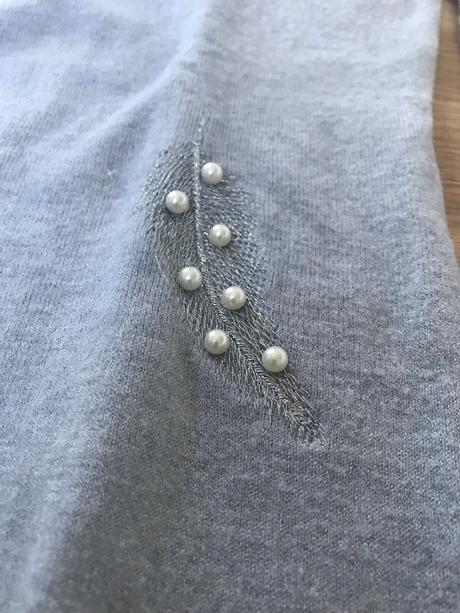 Sivý sveter s pierkami, xs