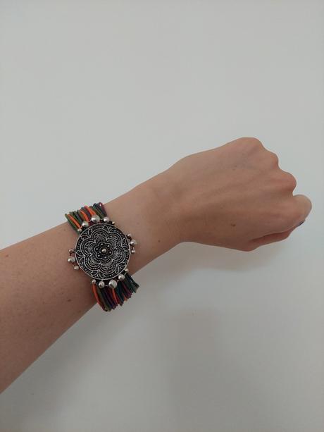 Naramok bizuteria s farebnymi nitkami, 