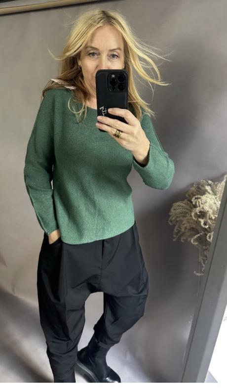 Jemný čierny svetrík vel. uni, 