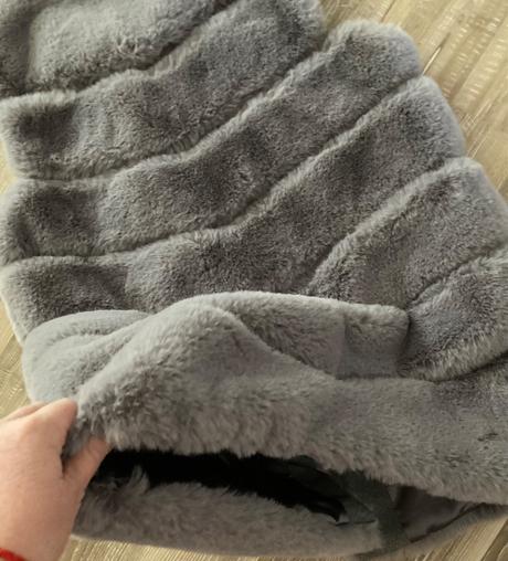 Kožušinová vesta darujem k nákupu, 