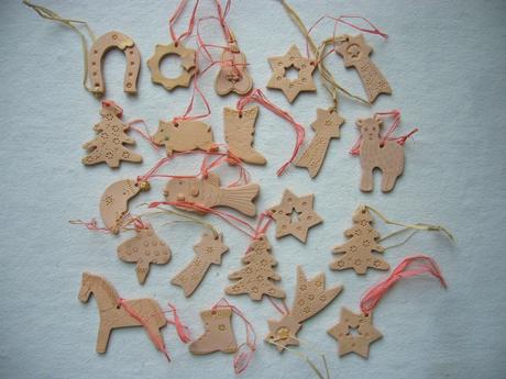 Adventny veniec a vianocne ozdoby z palenej hliny, 