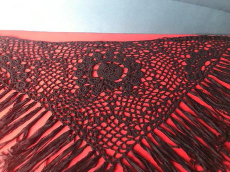 Prehoz hackovany,foteny na cervenom podklade, 