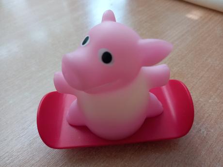 Vibovit ružové prasiatko svieti a vydáva zvuky, 