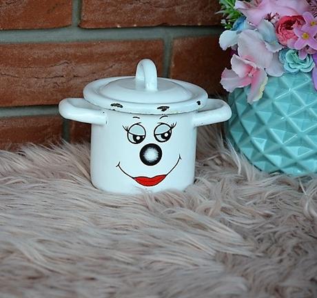 Okatý smaltový hrnček s pokrievkou,