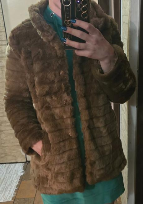 Hnedý kožúšok, s