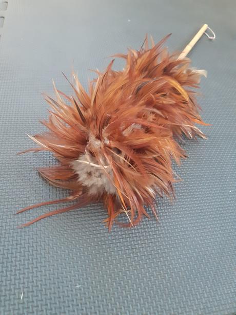 Prachovka zo slepačieho peria stará, 