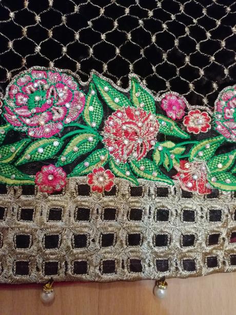 Nádherné vyšívané šaty, m