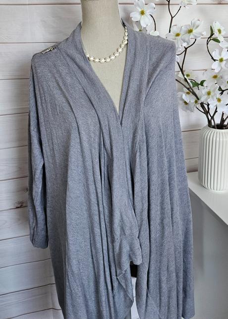 Pekný šedý kardigan, 