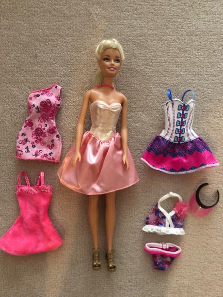 Barbie plus 7 ks oblecenie,