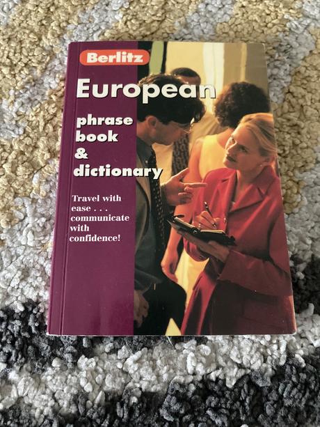 European phrase book & dictionary (berlitz 2001),