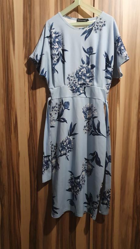 Modre kvietkove saty, 36