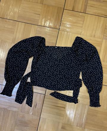Bodkovaný crop top so zavinovaním a puff rukávmi, sinsay,xs