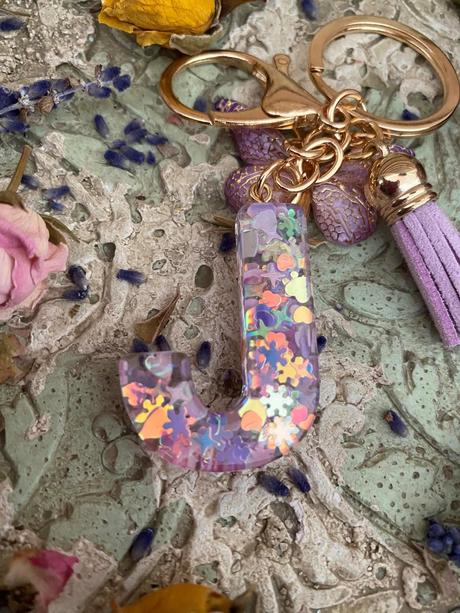 Ručne vyrobené živicové kľúčenky, 