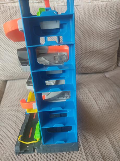 Hotwheels stunt garage, 