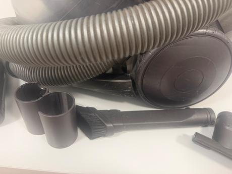 Dyson vysávač + príslušenstvo,