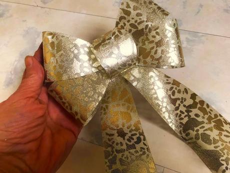 Zlatá vianočná mašľa,