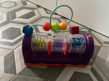 B.toys- zakrúť, zahrkaj a otáčaj, 