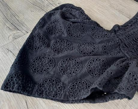 Čierne šaty s vyšívanými rukávmi, m