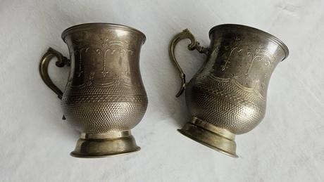 Pár zdobených mosadzných džbánov / pohárov, orient, 