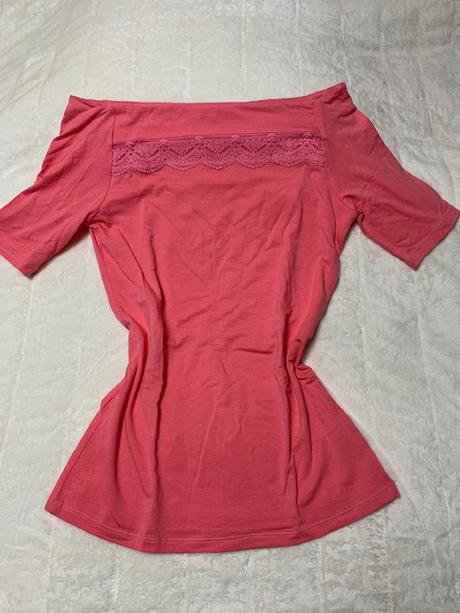 Ružový top s odhalenými plecami a čipkou magenta, m
