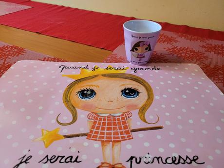 Tri poháriky+prestieranie label tour-super stav,