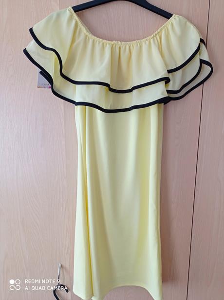 Kratke šaty s volanom, 