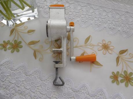 Retro mlynček na orechy, v krásnom nepoškodenom st, 