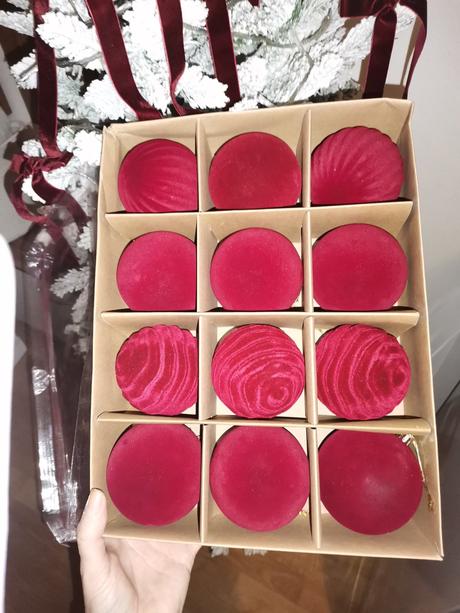 Bordové zamatové gule, 