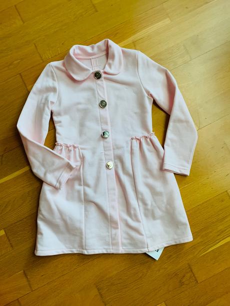 Svetloruzovy kabatik so striebornymi gombikmi, 110