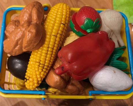 Predám detskú kuchynku aj s chladničkou a mikrovln, 