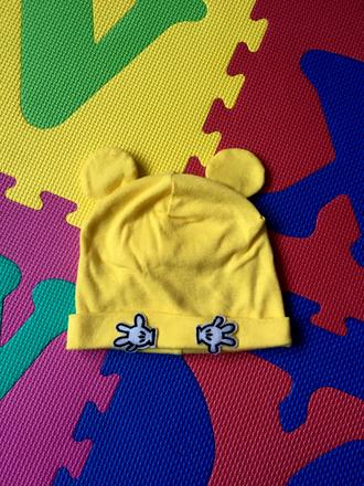 Žltá prechodná čiapka s rúčkami a uškami, 74