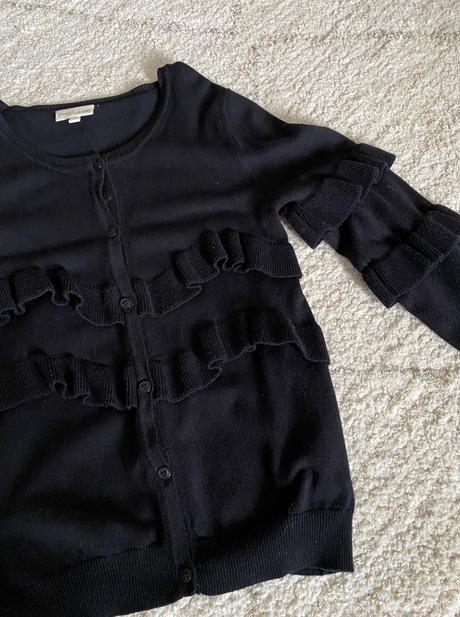 Čierny svetrik s volanmi, pompdelux,122