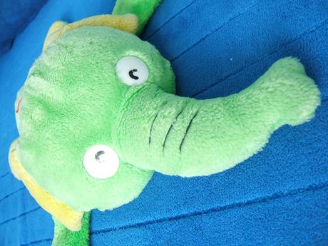 Plyšový slon na posteľ, aj hranie,