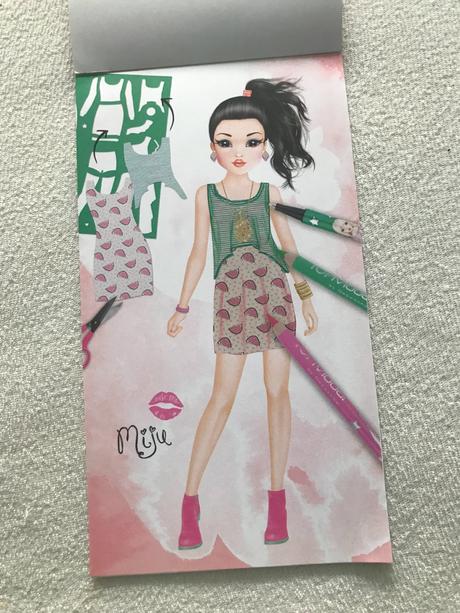 Bloček na kreslenie oblečenia dievčat,