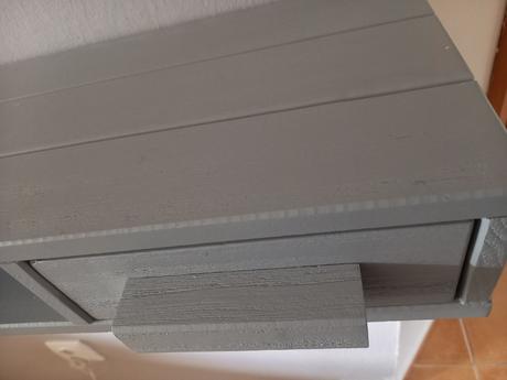 Nástenná polica so zásuvkami,