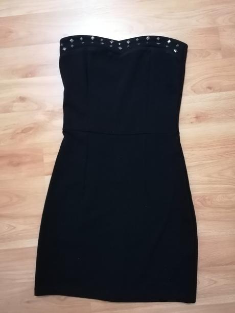 Čierne šaty bez ramienok, s