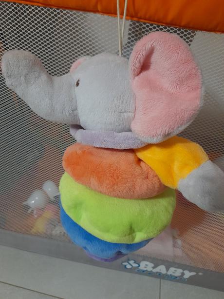 Hrajúci veľký závesný sloník,