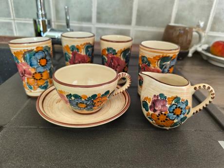 Keramické šálky a mliečnik, 