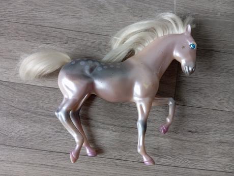 Bábika, dieťa a dva kone, 