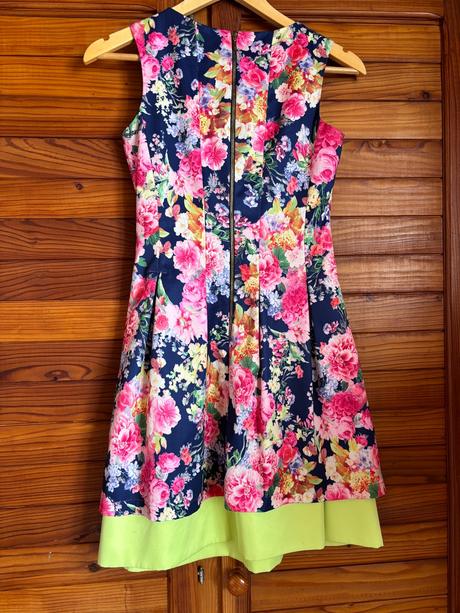 Tmavomodre kvietkovane saty, 36