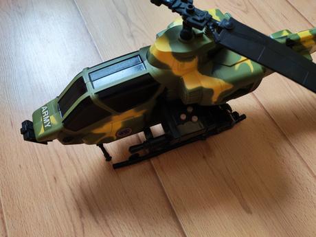 Vojenský vrtuľník vydávajúci zvuky, 