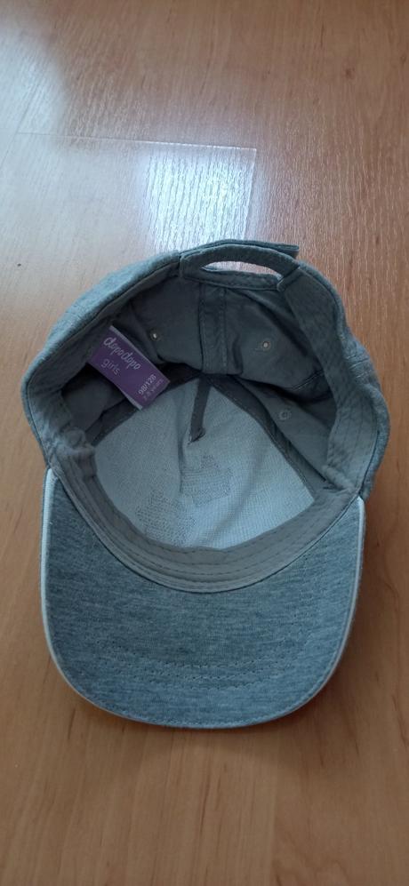 Šedá šiltovka s premieňacími flitrami, takko,128