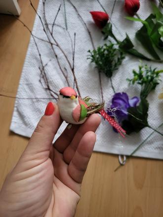 Umelé kvety+košík +vtáčik, 