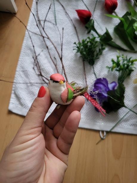 Umelé kvety+košík +vtáčik, 