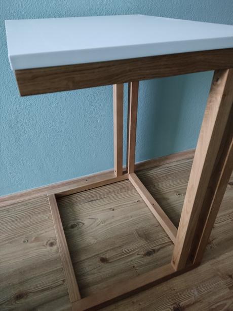 Odkladací stolík v tvare c, 