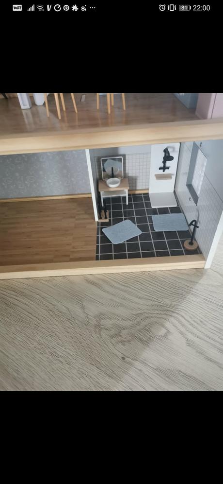 Drevený domček pre bábiky,